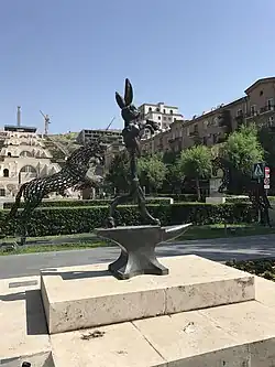 Статуя заяца боксёра