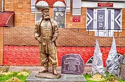 Памятник тамбовскому купцу открыт 18 ноября 2019 года на улице Октябрьской. Рядом с памятником появилась и аллея купечества