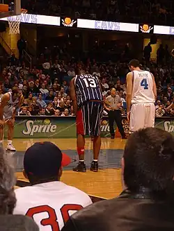 Кельвин Като (№13) в сезоне 2002/2003.