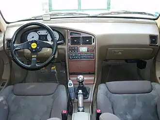 Салон автомобиля с аксессуарами MOMO