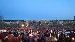 Студенты со свечами в знак памяти жертв, на следующий день после массового убийства