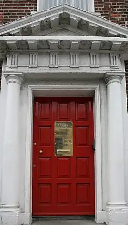 Дверь с фронтоном, дорическим фриз и двумя дорическими колоннами, Дублин (Ирландия)