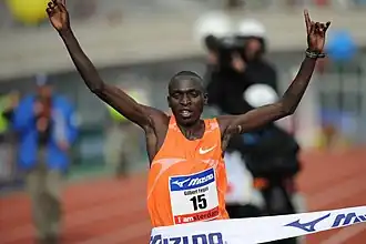 Побеждает на Амстердамском марафоне в 2009 году