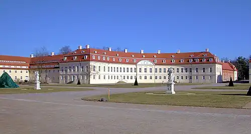 Правый флигель замка - католический приходской дом