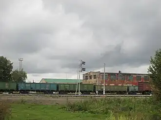 Товарный состав у железнодорожной станции Верховье