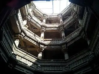 Круглый пятиярусный колодец в деревне Адаладж в Гуджарате