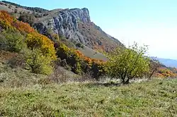 Вид с перевала МАН на юго-восток на скалу Сарпа-Кая.