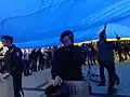 Флаг Украины на митинге в Донецке 17 апреля 2014 года