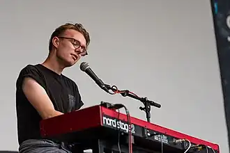 Дуглас Дэр выступает на Open Source Festival в Дюссельдорфе (2014)