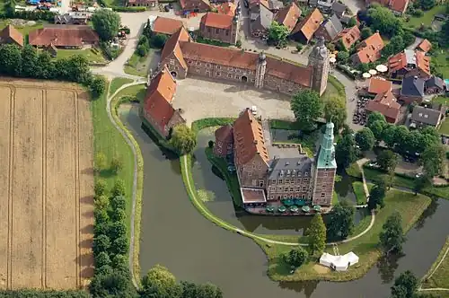 Вид замка с высоты птичьего полёта