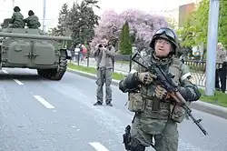 Арсен «Моторола» Павлов с батальонным нарукавным знаком различия на репетиции парада Победы в Донецке в мае 2015 года.