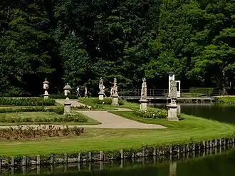 Часть замкового парка