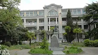 Памятник климатологу В. Н. Дмитриеву перед фасадом Корпуса «Пироговский» Института имени И. М. Сеченова