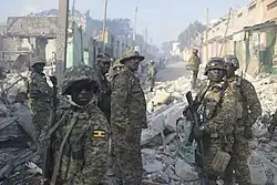 Военные «АМИСОМ» на месте взрыва.