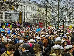 Празднование Первого мая, Хельсинки, Финляндия; школьники в белых шапочках.