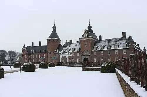 Вид замка в зимнее время