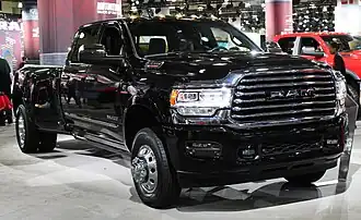 RAM 3500 Limited с двускатными колёсами
