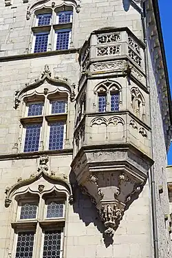 Бретеш на жилой башне Тур-де-Эшеви[фр.] в городе Люксёй-ле-Бен