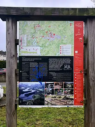 Первый стенд маркировки Пути суконщика у мэрии Радеформвальда