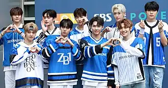 ZEROBASEONE в июле 2023 года. Слева направо, задний ряд: Ким Гювин, Ким Джиун, Чжан Хао, Рики, Пак Гонук Слево направо, передний ряд: Сок Мэттью, Хан Юджин, Сон Ханбин, Ким Тэрэ