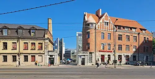 Дом 4е (слева), передний фасад — памятник архитектуры, и дом 4 (справа)