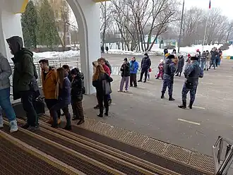 Очередь на избирательный участок в спальном районе Москвы