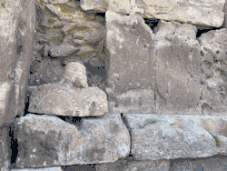 Каменная фигура