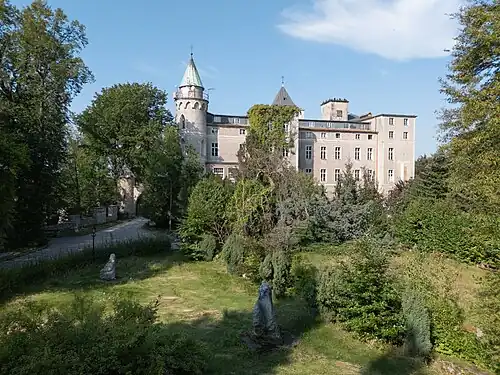 Парк возле замка