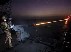 Стрельба трассирующими боеприпасами ночью.