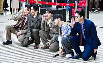 Слева направо: Чан, Джун, Бёнкван, Донхун, Вау