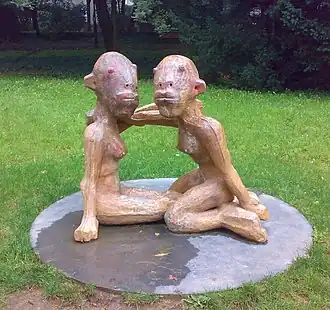 Скульптура "Две женщины"