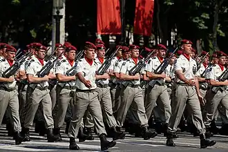 Десантники 35-го артиллерийского полка маршируют по Елисейским полям под звуки «Полка Самбры-и-Мааса»