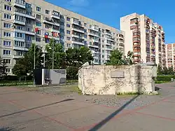 Стела и дот на Оборонной улице