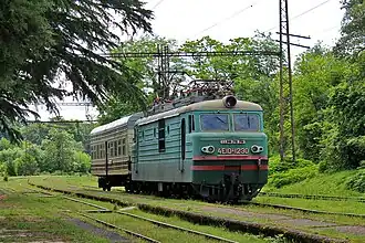 Электровоз 4Е10-1230 с пассажирским вагоном на станции Цхалтубо