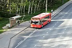 Автобус маршрута 5 (модель МАЗ-103) на улице Танковой (май 2019)