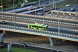 Троллейбус маршрута 5 (модель Тролза-5275.03 «Оптима») на путепроводе по улице Рихарда Зорге (август 2019)