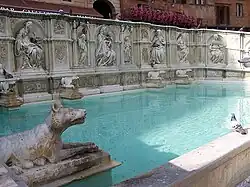 Фонте Гайя (Фонтана радости). 1412—1419. Пьяцца дель Кампо, Сиена