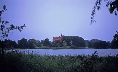 Замок со стороны озера в вечерних сумерках