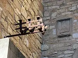 Тейера (подставка для факелов) и герб города