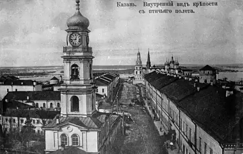 Слева монастырская колокольня XIX века