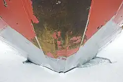 Ледовый пояс в районе форштевня. Видно покрытие из полированной нержавеющей стали