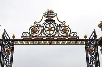 Навершие центральных ворот