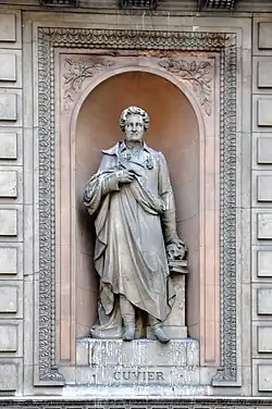 Статуя Жоржа Кювье на фасаде здания, построенного для Лондонского университета (Бёрлингтон-гарденс, 6)