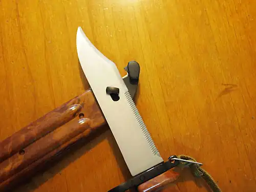 Использование ножен вместе со штык-ножом при перекусывании