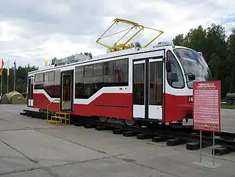 71-407  на выставке Магистраль-2009 (вид спереди/с правого борта)