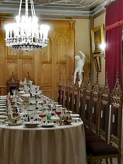 Столовая во дворце Коттедж. Неоготическая мебель мастерской Г. Гамбса и «готический сервиз» Императорского стеклянного завода. Петергоф