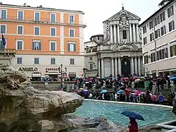 Вид на церковь от фонтана Треви