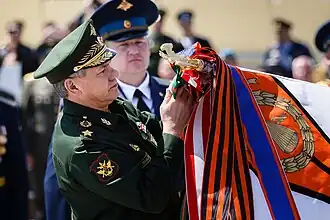 Навершие боевого (георгиевского) знамени 7 гв.дшд, 2015 год. У основания навершия — прикреплены орденская и георгиевская ленты.