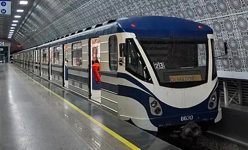 Модернизированный поезд 81-717/714 с головным вагоном 8630 с выпуклой кабиной на станции «Чинор»