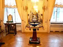 Умывальный прибор. 1804—1806. А. Н. Воронихин, Ж.-Ф. Тома де Томон. Стекло. Гардеробная Марии Фёдоровны. Дворец в Павловске